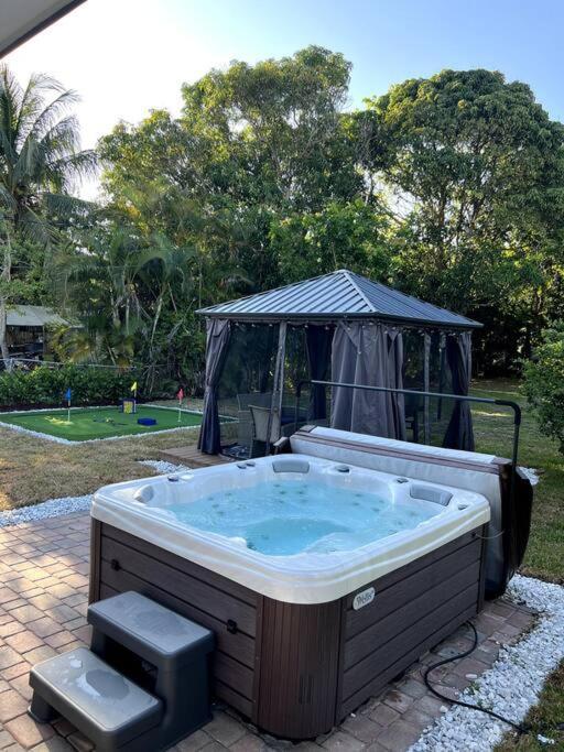 Villa Modern Tropical Oasis With Arcade, Hottub & Minigolf Hollywood Exterior foto